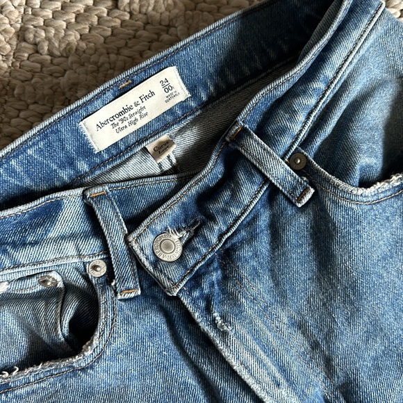 Abercrombie and Fitch Curve Love 90s Straight Ultra High Rise Jean - Picture 2 of 3
